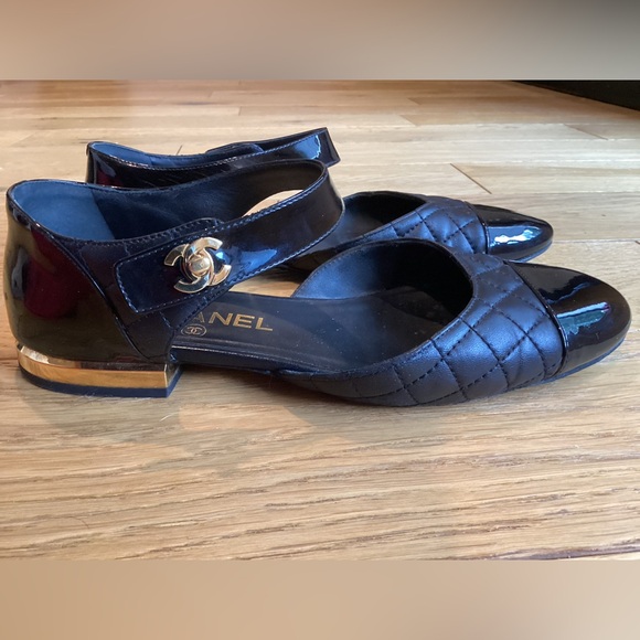 Chanel Black Patent leather turnlock gold CC flats Size US 7 EU 37 - Picture 4 of 16